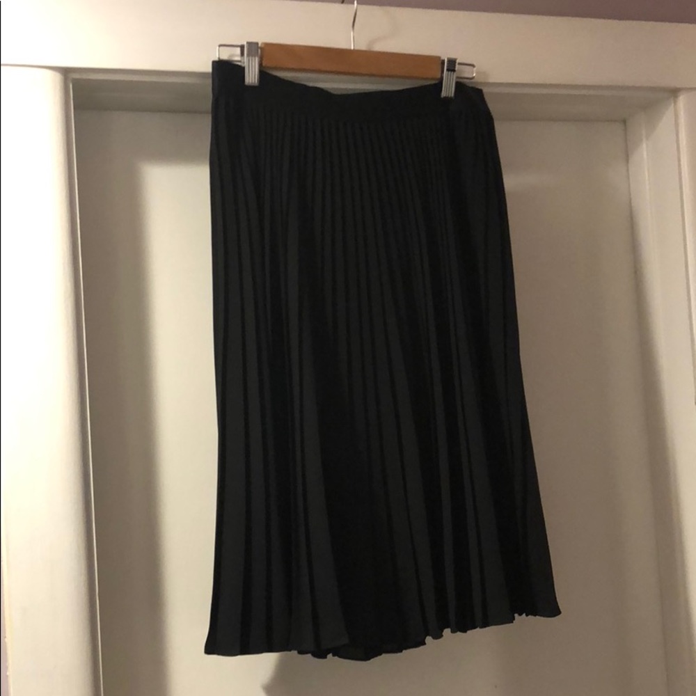 Black pleated skirt